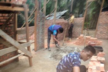 Satgas TMMD Kodim Kampar sempat kekurangan material saat renovasi rumah warga