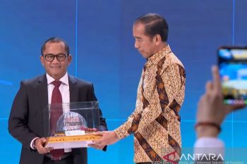Jokowi menerima penghargaan sebagai Bapak Konstruksi Indonesia