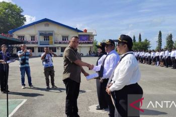 Pj Bupati Jayapura serahkan 540 SK PPPK tenaga guru-kesehatan formasi 2023