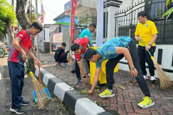 HUT Ke-79 Pengayoman, Kemenkumham Jateng bersihkan lingkungan