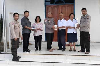 Satgas Madago Raya Polda Sulteng serahkan bantuan sosial ke warga Sigi