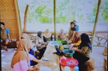 FDC Unhas melatih warga pesisir membuat sambal ikan cakalang