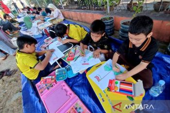 Puluhan anak berlomba warnai bendera sambut HUT  ke-79 Kemerdekaan RI
