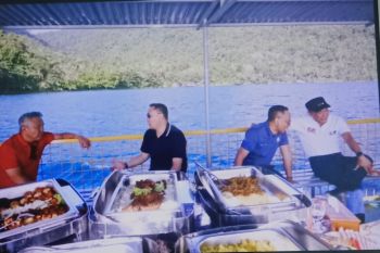 Pj Gubernur Sulsel menikmati suasana Danau Matano Lutim