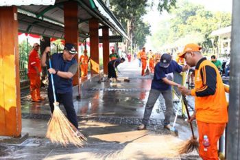 Personel gabungan bersihkan sekitar Monas