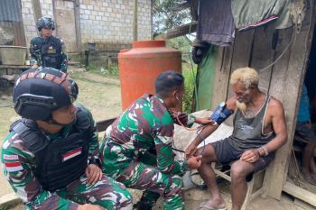 Satgas Pamtas RI-PNG Yonif 122 periksa kesehatan lansia di Keerom