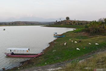 Air Waduk Dawuhan Madiun menyusut