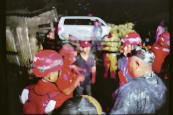 Satu keluarga terseret arus sungai di Sumatera Barat