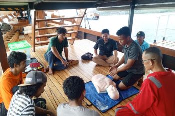 Polres Mabar latih pelaku pariwisata dasar evakuasi medis