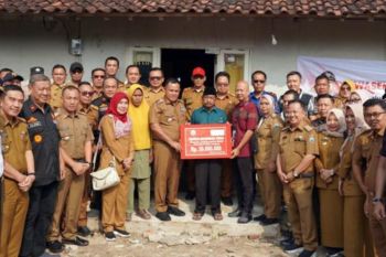 Tekan kemiskinan ekstrem, Nanang Ermanto kembali serahkan bantuan bedah rumah