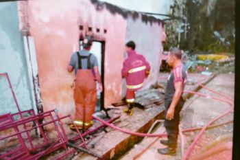 Damkar Agam kerahkan tiga armada padamkan api bakar warung grosir