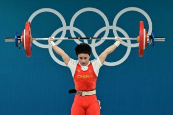 Olimpiade Paris 2024 - Lifter Hou Zhihui pecahkan rekor Olimpiade untuk pertahankan medali emas