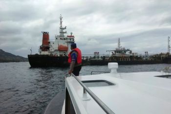 Kapal tangker pengangkut BBM terbakar di Karangasem telah dievakuasi