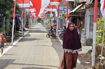 Warga pasang Bendera Merah Putih raksasa
