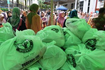 Gelar Bazar UMKM, PT Semen Padang salurkan 750 paket sembako murah