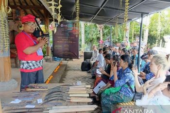 Neka Art Museum demokan pembuatan keris dan alat pertanian