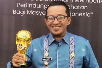 Bupati Tanah Datar Eka Putra terima penghargaan UHC dari Menko PMK RI