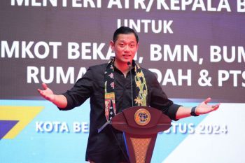 Serahkan sertifikat tanah elektronik di Bekasi, AHY apresiasi kolaborasi kantor pertanahan dengan pemkot