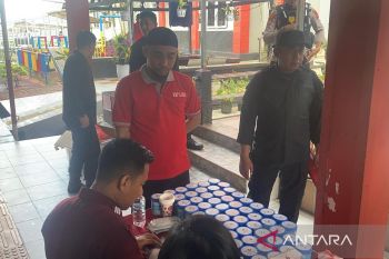 Lapas Kendari bersama BNNP Sultra tes urine narapidana