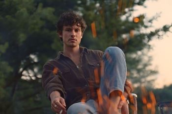 Shawn Mendes rilis video musik untuk single terbaru "Why Why Why"