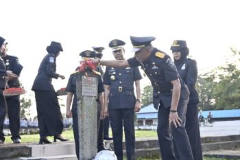 Kumham Sultra peringati Hari Pengayoman dengan tabur bunga di makam pahlawan