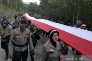 Pembentangan Bendera Merah Putih oleh TNI-Polri&nbsp;