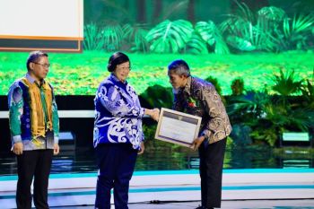 Pj Gubernur Jateng terima penghargaan dari KLHK