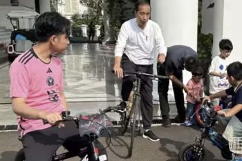 Presiden nikmati Minggu pagi bersepeda dengan anak cucu di taman istana