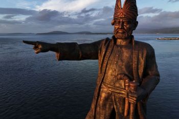 Patung Pahlawan Nasional Oputa Yi Koo di Baubau