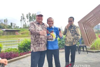 Melihat keakraban Airlangga dan Bahlil di IKN, saling rangkul