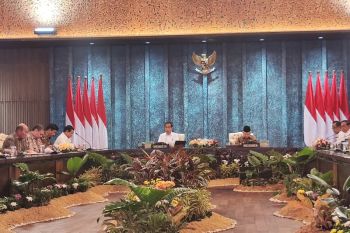Presiden Jokowi memimpin sidang paripurna perdana di Istana Garuda IKN