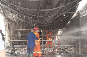 Damkar Palembang kerahkan tujuh mobil pump truck padamkan  toko sandal