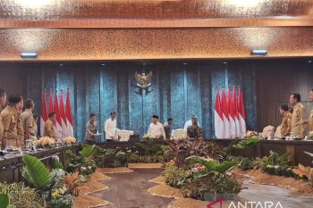 Presiden Jokowi memimpin pertemuan dengan para gubernur di IKN