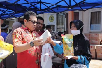 Pj Wako Payakumbuh saat meninjau pasar murah di Dinas Koperasi dan UKM