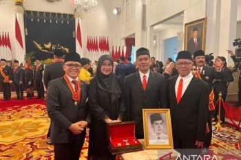 Presiden memberikan penghargaan kepada pencipta "Shalawat Badar"