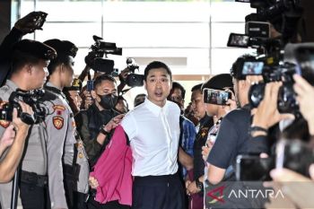 Harvey Moeis jalani sidang perdana kasus dugaan korupsi timah