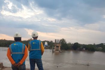 PLN perbaiki jaringan listrik area terdampak ambruknya jembatan Lalan Muba