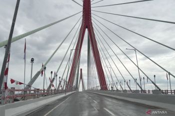Bendera merah putih hiasi Jembatan Pulau Balang