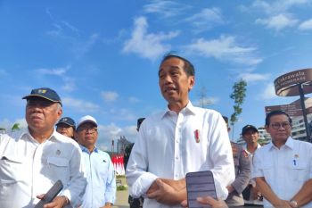 Presiden Jokowi terima kunjungan oliampian berprestasi di halaman Istana