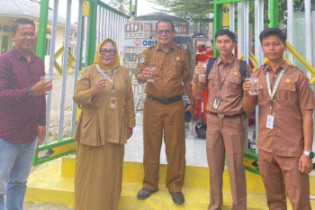 Tim Dinas Kesehatan Pessel lakukan uji coba pengoperasian air bersih di Puskesmas Tapan