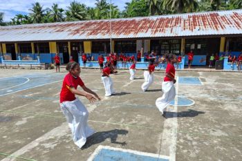 Prajurit Yonif 122/TS gelar lomba balap karung sambut HUT Ke-79 RI