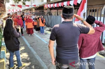 Pedagang PKL "Jalur Gaza" Surabaya gelar upacara peringati HUT ke-79 RI