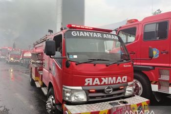 Belasan mobil pemadam kebakaran dikerahkan atasi Pasar Ubud terbakar