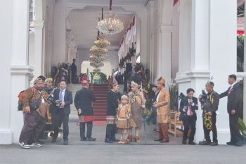 Gibran dan Jan Ethes berbusana adat Papua saat tiba di Istana Merdeka