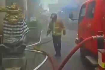 Petugas upaya padamkan api di pasar Ubud terbakar