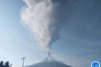 Badan Geologi: Gunung Lewotobi lontarkan abu 1.500 meter