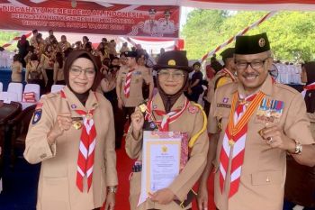 Jefridin lakukan penyematan penghargaan Pramuka Garuda