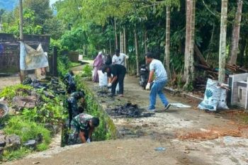 Pemkab bersama masyarakat bersihkan lingkungan putus rantai cikungunya