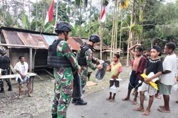 Yonif 122/TS beri bantuan peralatan belajar anak-anak di Keerom