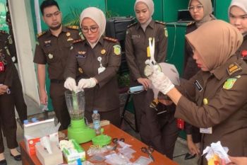 Kejari Inhil musnahkan barang bukti dari 56 perkara tindak pidana